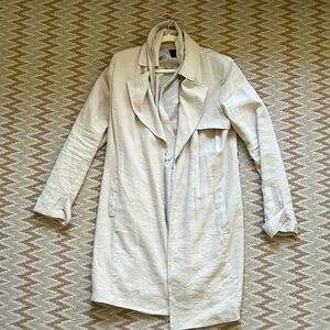 Banana Republic Light crème trench coat. Light and breathable. Size M.